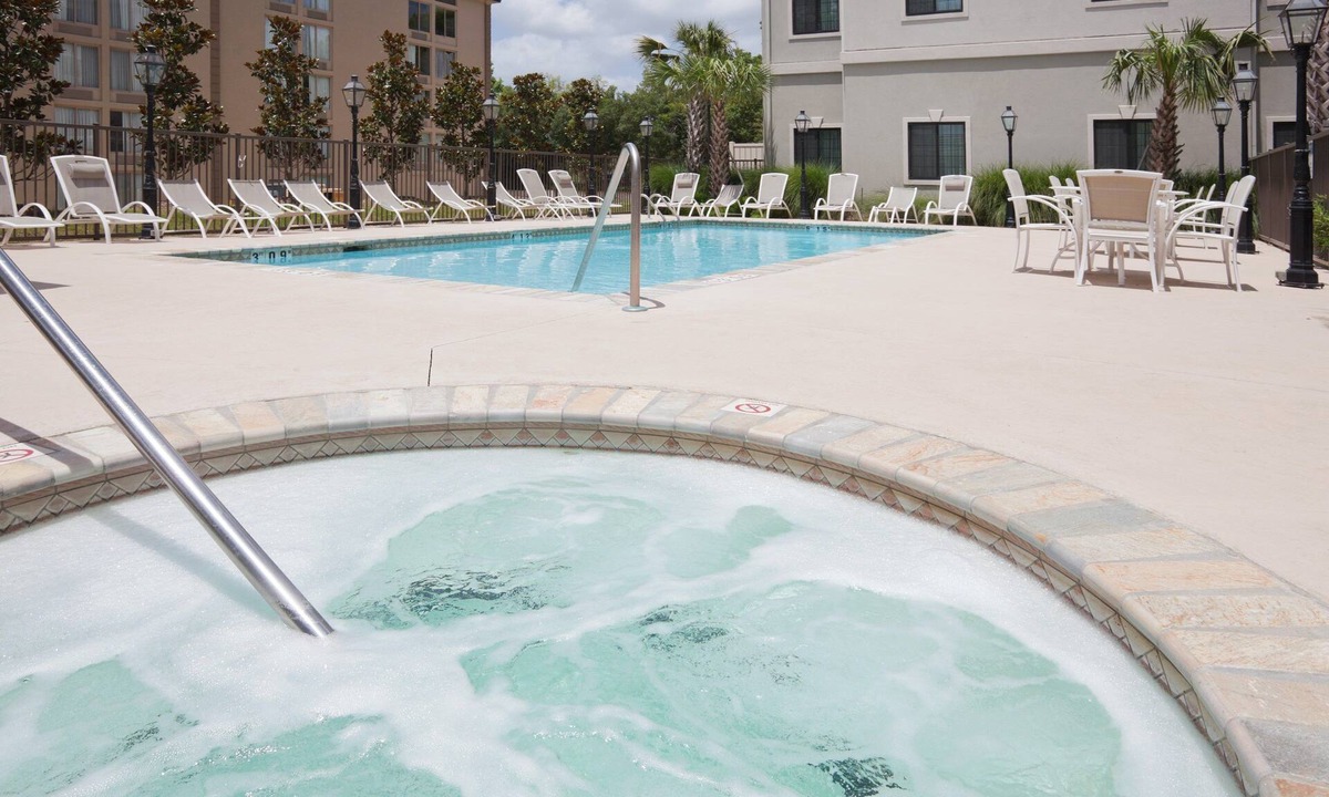 Lafayette Apartment | Accessible 1BR King | Roll-In Shower Suite