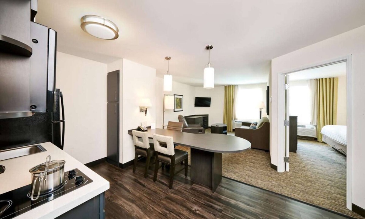 Morris Plains Hotel | Affordable Option: 3 1BR Suites w/Full Kitchen Near NYC Access