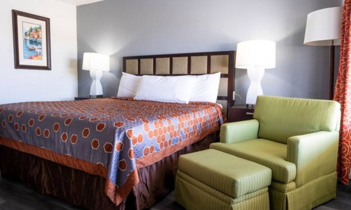 Ocala Hotel | Affordable Stay Near Community Parks w/a King-Sized Bed