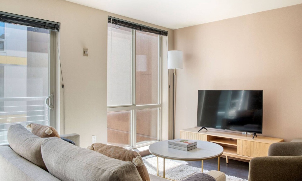 Broadway Apartment | Airy Capitol Hill Jr 1BR w/Gym & W/D, nr Colleges, by Blueground