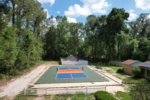 Gainesville House | Amazing little house at Gnv with pickleball court