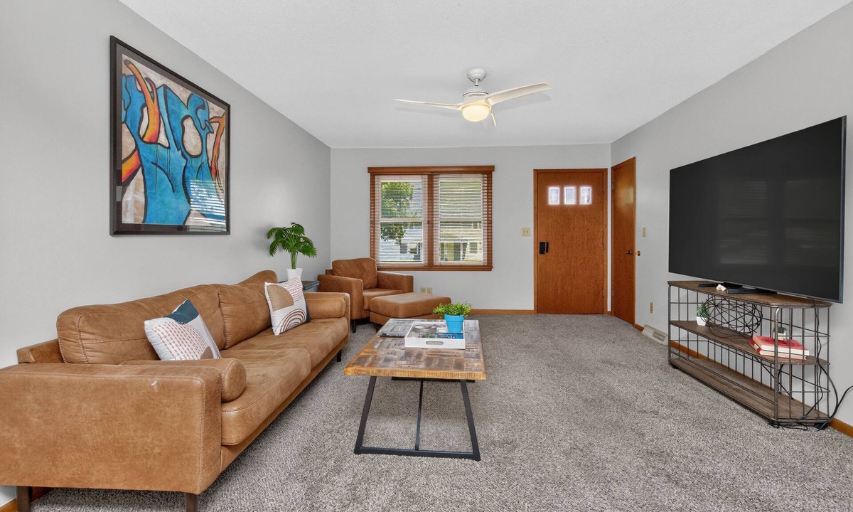 Ankeny House | Ankeny 3BR Stay with Office, King Bed, Sleeps 9