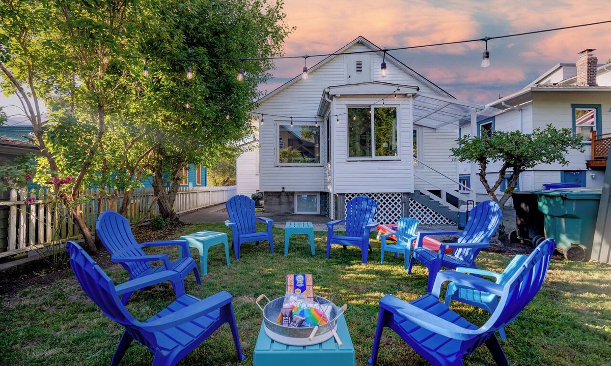 Wallingford House | Arcade/Game Console ~ Beach & Lake Access ~ Parking ~ NFL