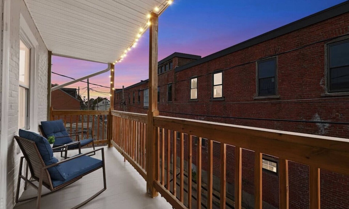 Allentown Apartment | Atown Hidden Gem - Balcony
