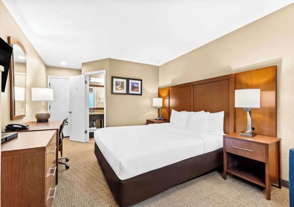 Modesto Hotel | Aurora Inn