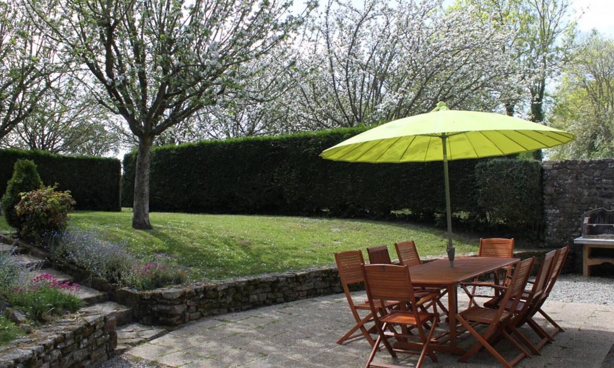 Canville-la-Rocque Cottage | Authentic house with garden and parking in Canville-la-Rocque
