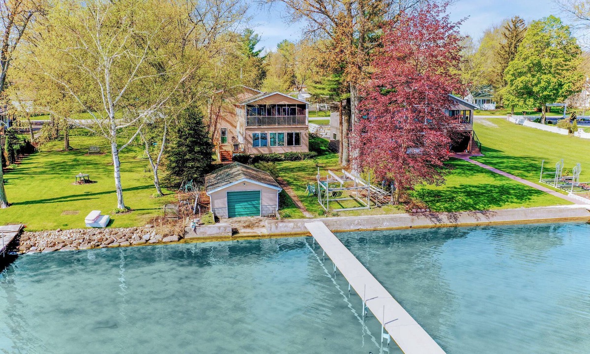 Markesan House | Awesome Lake Getaway On Beautiful Green Lake