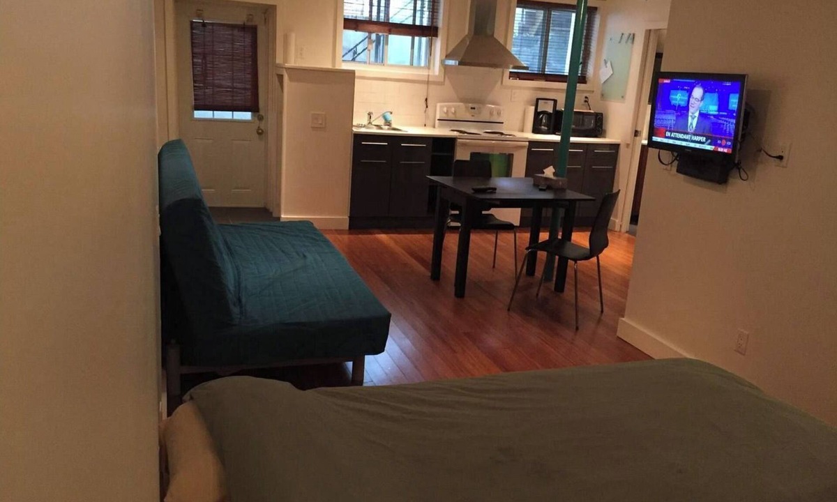La Petite-Patrie Apartment | Bachelor Pad Metro Rosemont