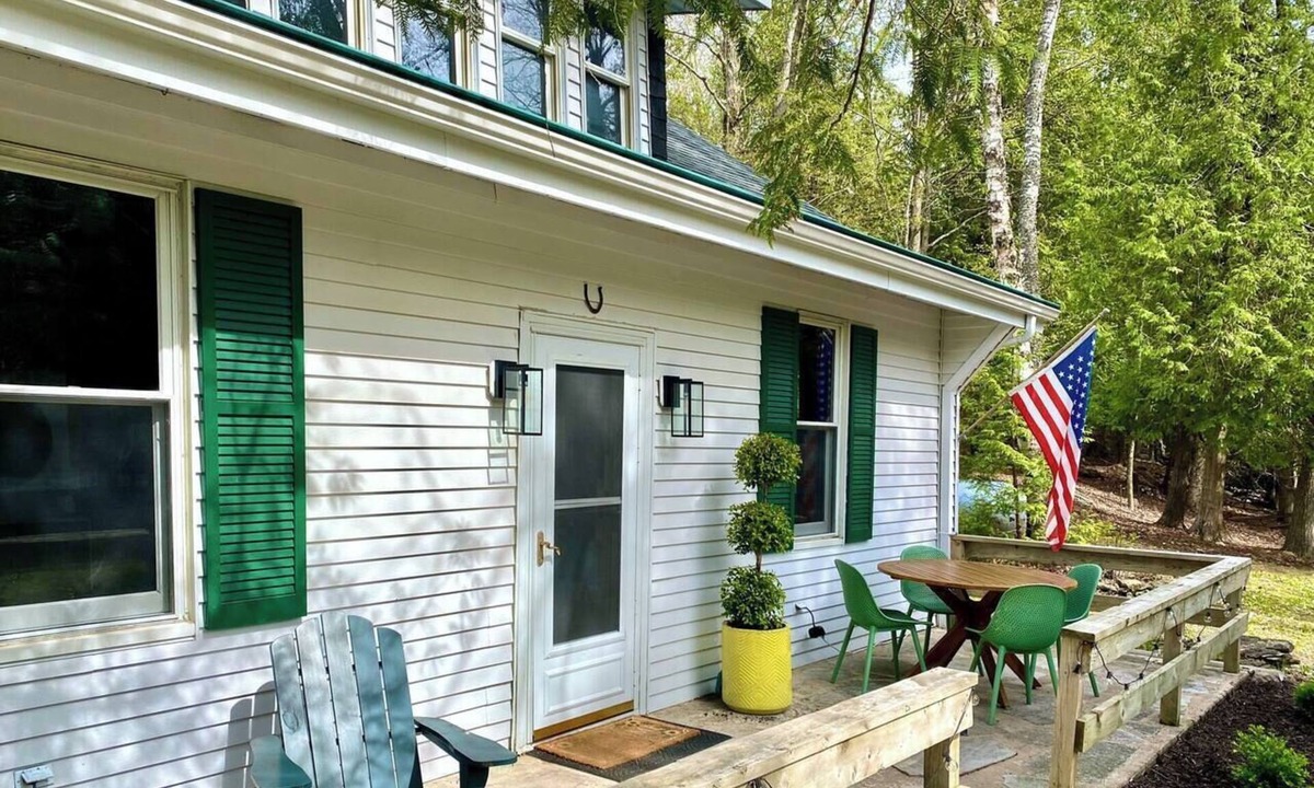 Baileys Harbor Cottage | Baileys Harbor - 4BR Fire Pit Coffee Bar - Sleeps 8