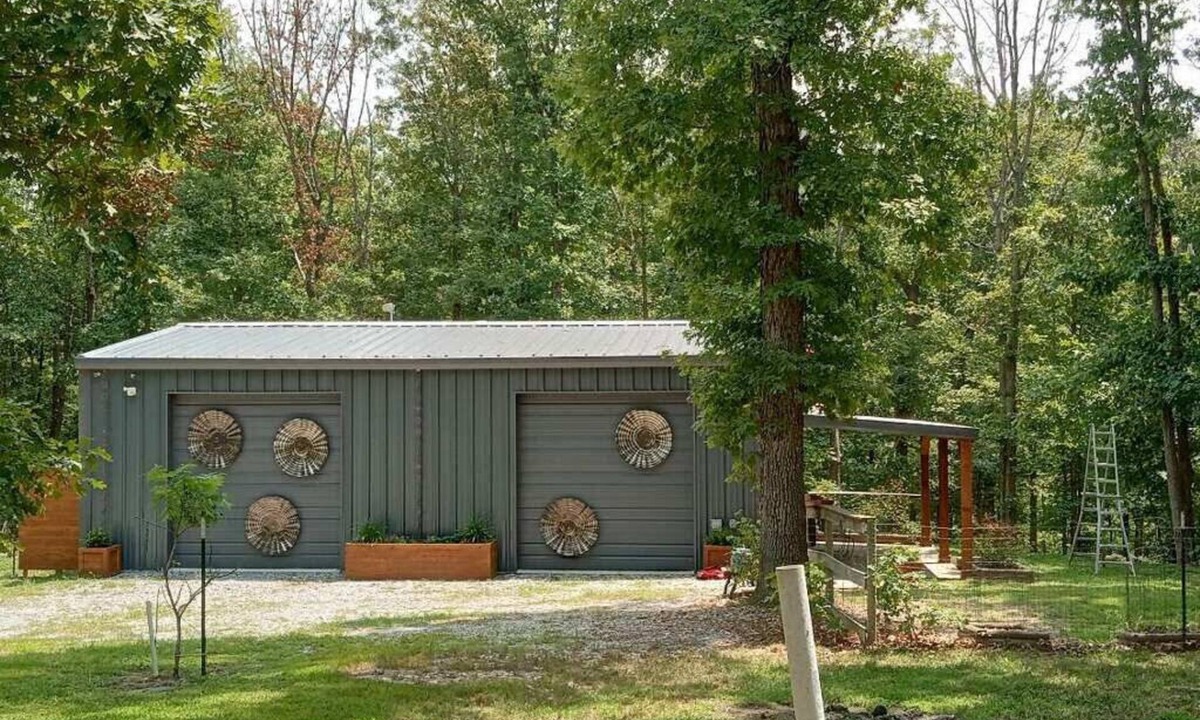 Maysville House | Barndominium On Private 6 Wooded Acres Near Bentonville–RV Hookup