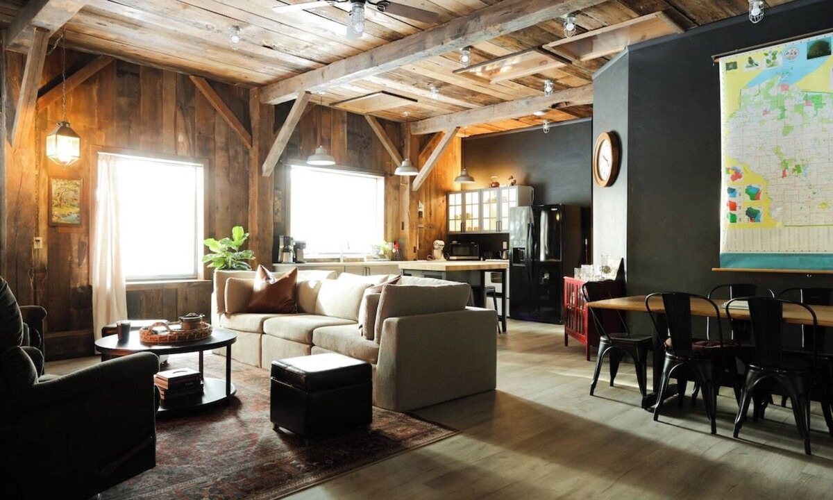 Winneconne Cabin | Barndominium with Goats, Hot Tub, Forest & River