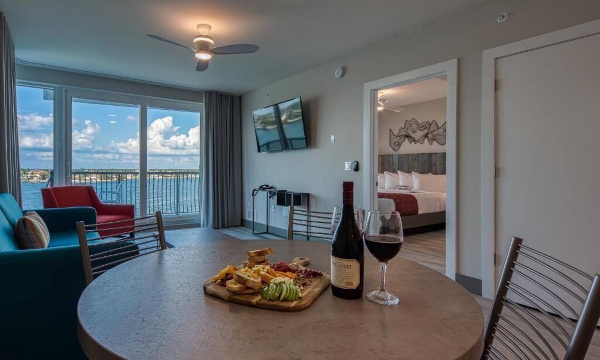 Treasure Island Hotel | Bayfront Charm in Treasure Island – 3 Stylish Suites Close to the Sand