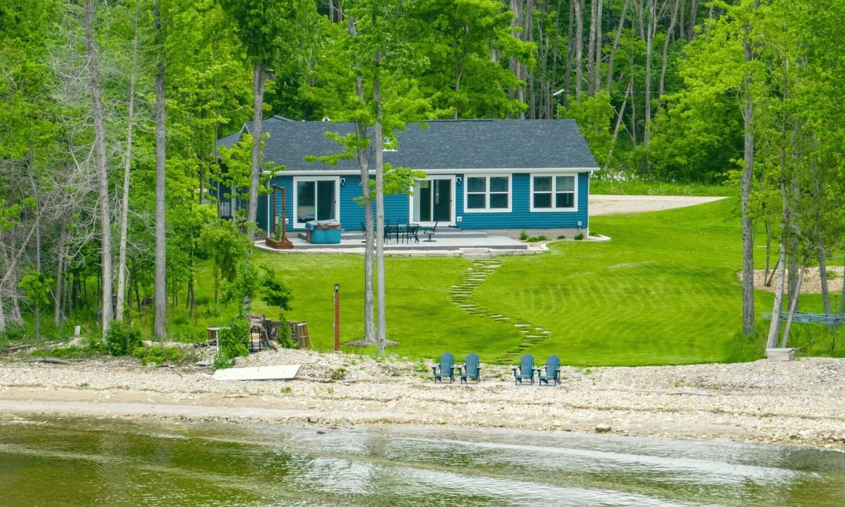Brussels House | Bayfront Escape | Hot Tub, Kayaks + Dogs Welcome