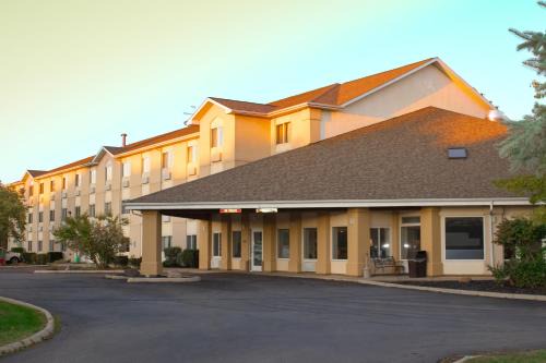 Howell Hotel | Baymont by Wyndham Howell/Brighton