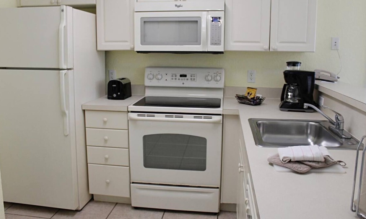 Bostroms Resort | Beach Adventure! 3 Spacious Units, Kitchen, Beachfront, Pool, Surfing