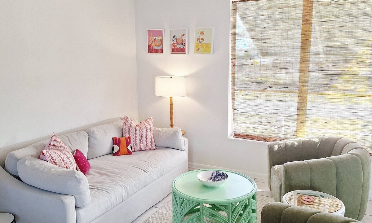 Sebastian Highlands House | ☆☀︎❀ Beach Cottage! King Bed, Fenced Yard, 6 miles to Beach!
