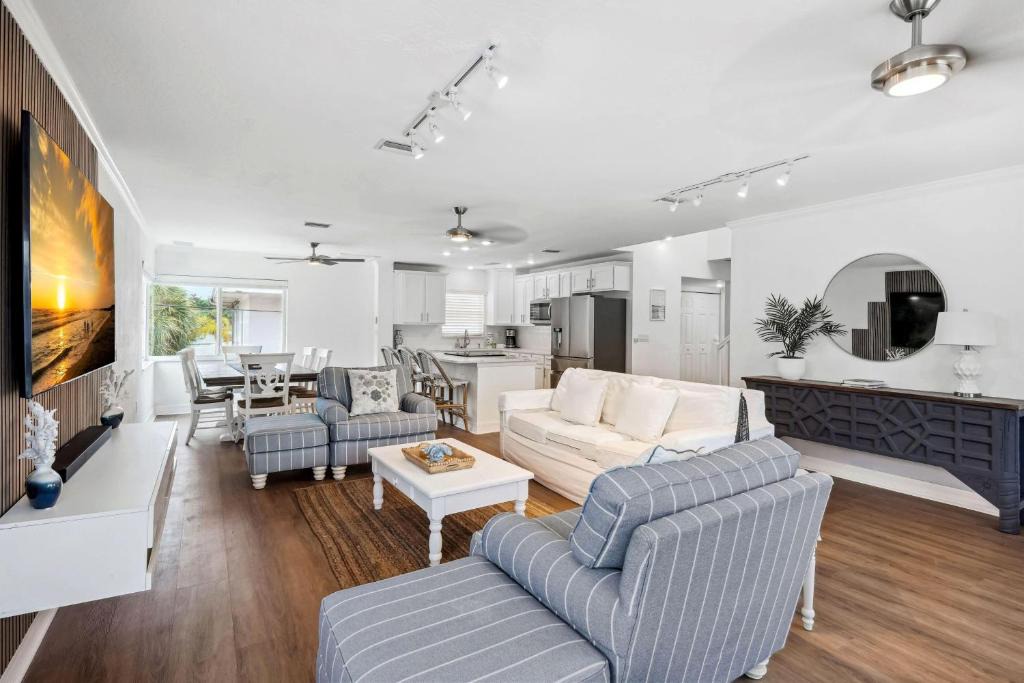 Sunset Beach House | Beach Livin 3 - 3 Bedroom Upstairs