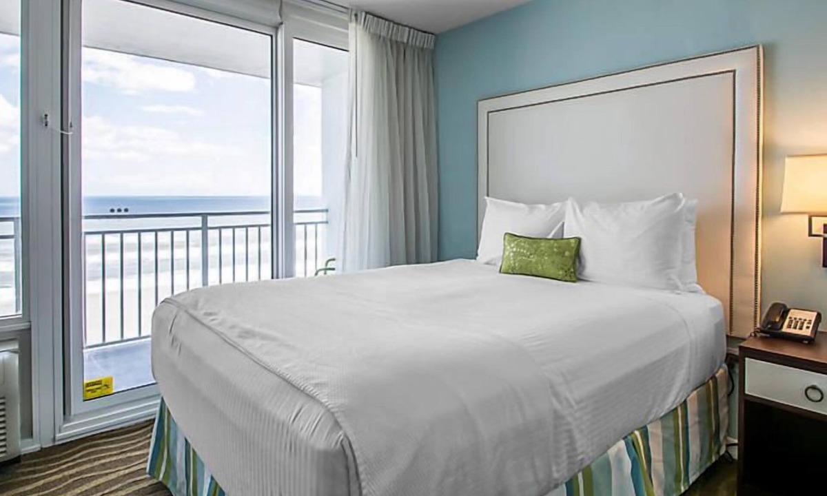 Daytona Beach Shores Resort | Beach Resort with Ocean Front Pool and Hot Tub