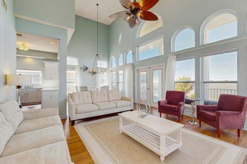 Fairhope House | Beachfront Dog-Friendly Home with Deck Private Outdoor Pool AC Grill Free WiFi
