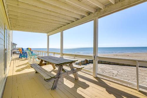San Luis House | Beachfront Home w/Deck + Views in Freeport!