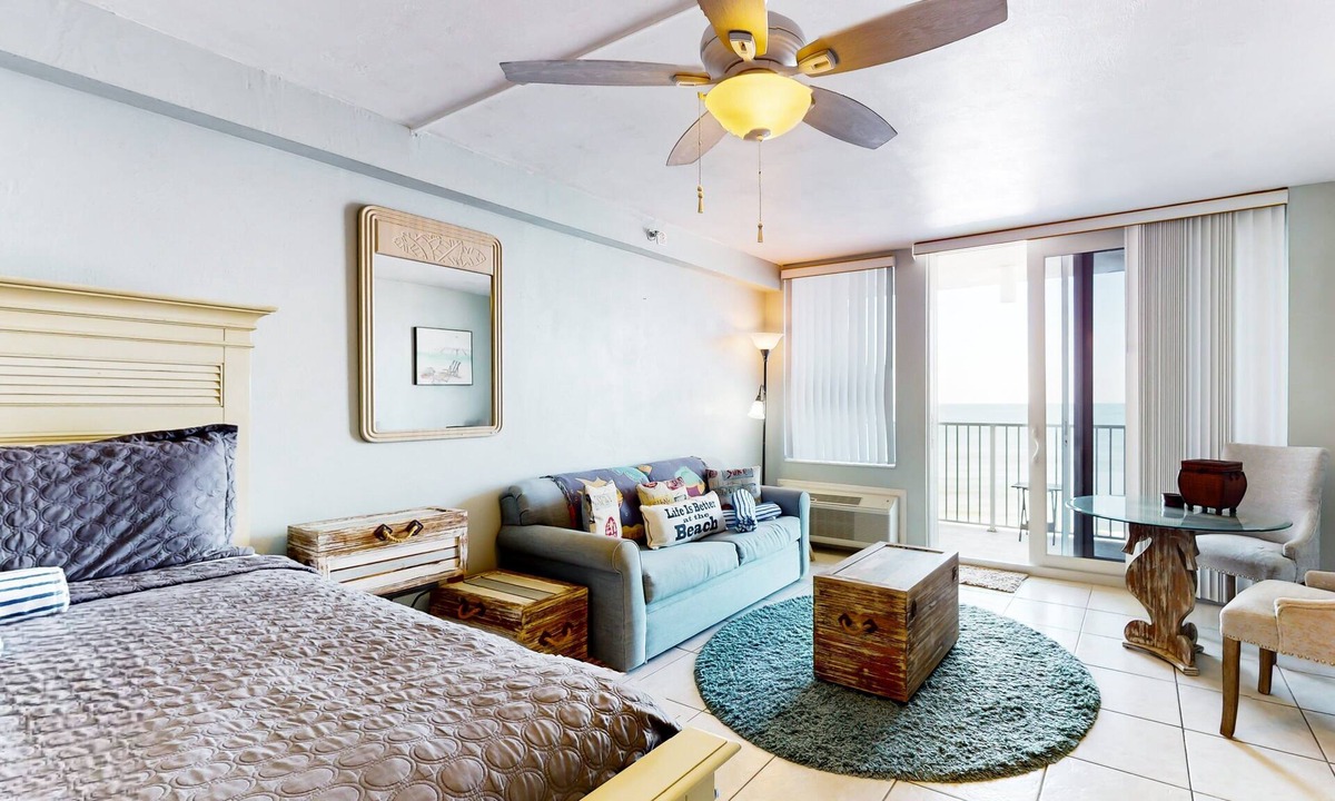 South Peninsula Historic District Condo | Beachfront Studio w/Balcony, Pool & Gym Access in Heart of Daytona