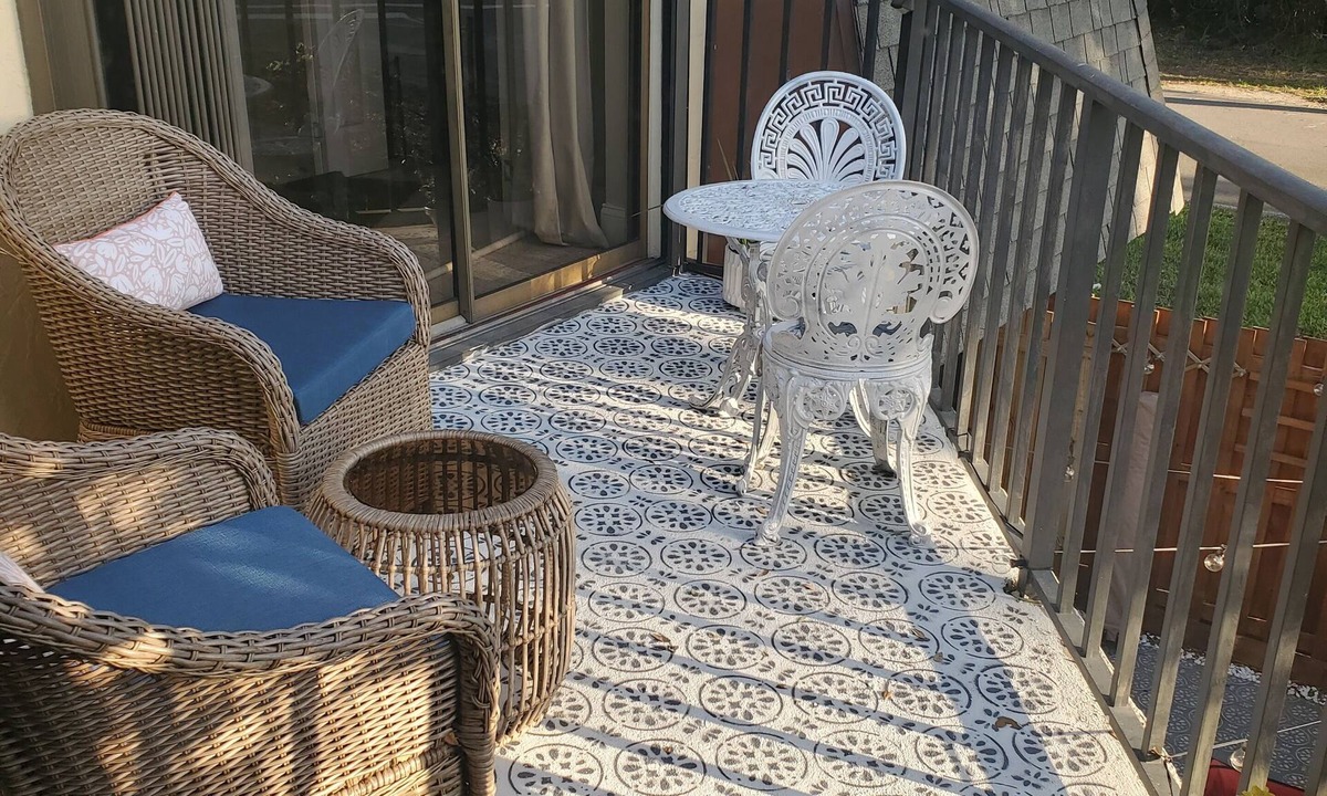 Brown House | Beachside Beauty! Remodeled 2/2.5 townhome just blocks from New Smyrna Beach.