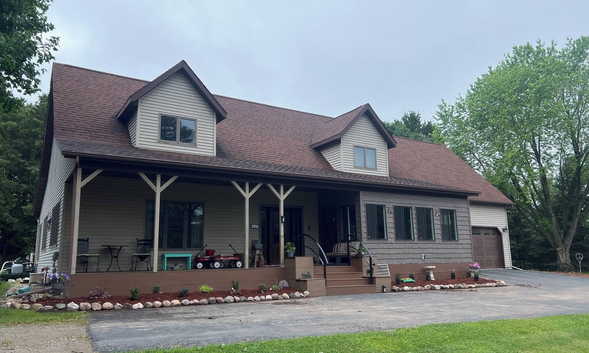 Oshkosh House | Beautiful 3-bedroom country house with WiFi, AC, pool, 3 miles west of EAA