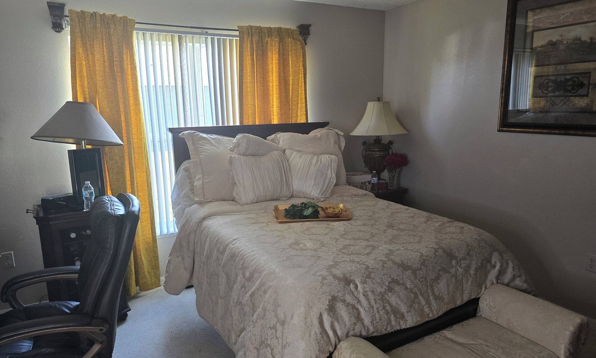 Deltona Lakes House | Beautiful 4-bedroom house ,AC and WiFi in Deltona, 35 min from Disney,Universal