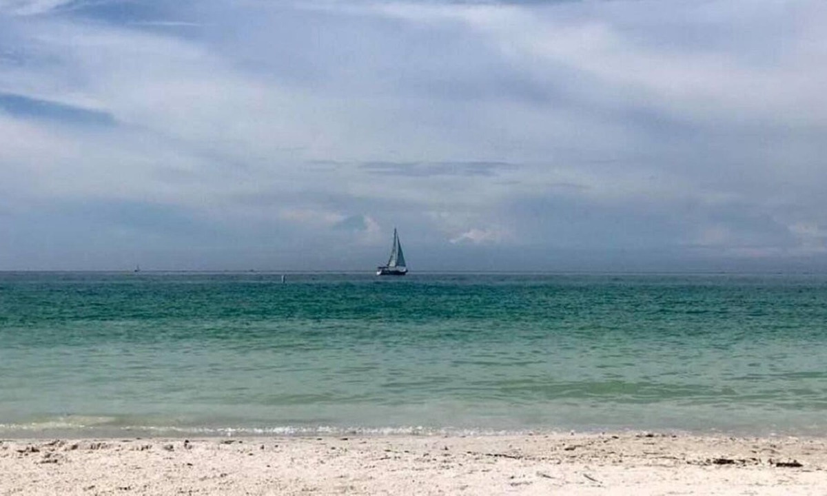 Pass-a-Grille Cottage | Beautiful Beach Rental-Pass-a-Grille island -Remodeled & Includes Bikes