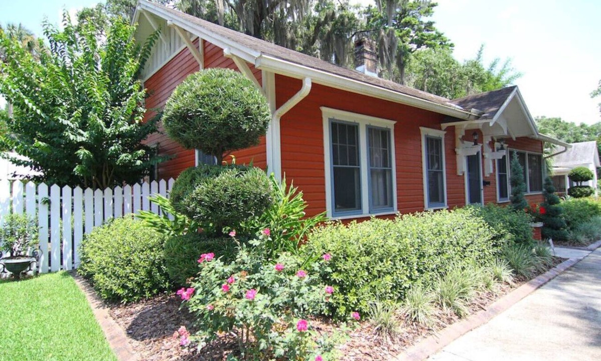 Duckpond Apartment | Beautiful Downtown 2 BR Home w/Yard