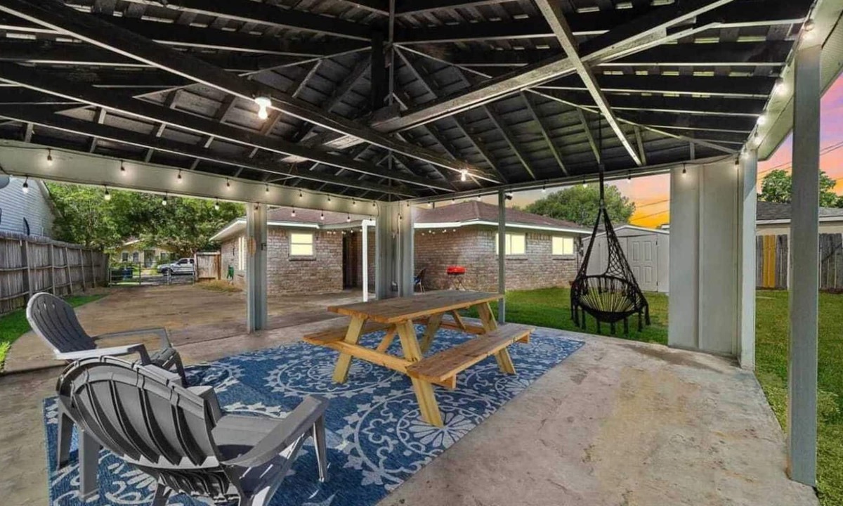 Southbelt/Ellington House | Beautiful Large Home 5 Star Host Close to Airport