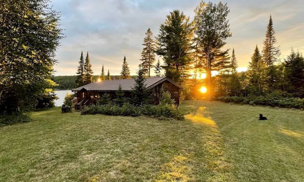 Nipissing Cabin | Beautiful Off-Grid Cedar Log Cabin Nestled in the Woods with Direct Access to Duncan Lake for an Unforgettable Getaway in Ontario