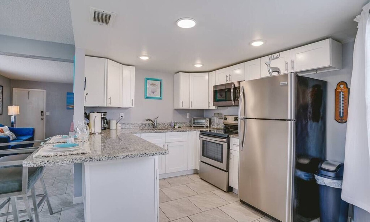 Ortona Park Apartment | BEAUTIFUL ROOMY PARADISE | 3 BLOCKS TO THE BEACH