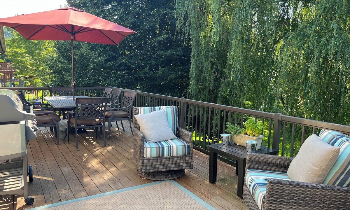 La Crosse House | Beautiful spacious 5 bedroom home resting on Boma Bluff! Gorgeous backyard!
