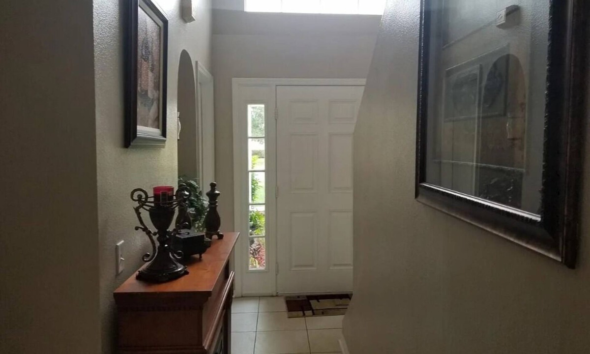 Deltona Lakes Bed & Breakfast | Beautiful Suite 2 Twin Beds over looking the swing pool