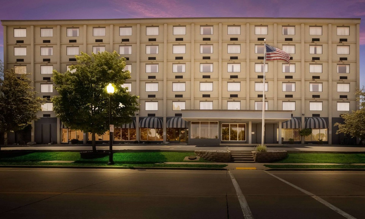Marinette Hotel | Best Western Riverfront Inn