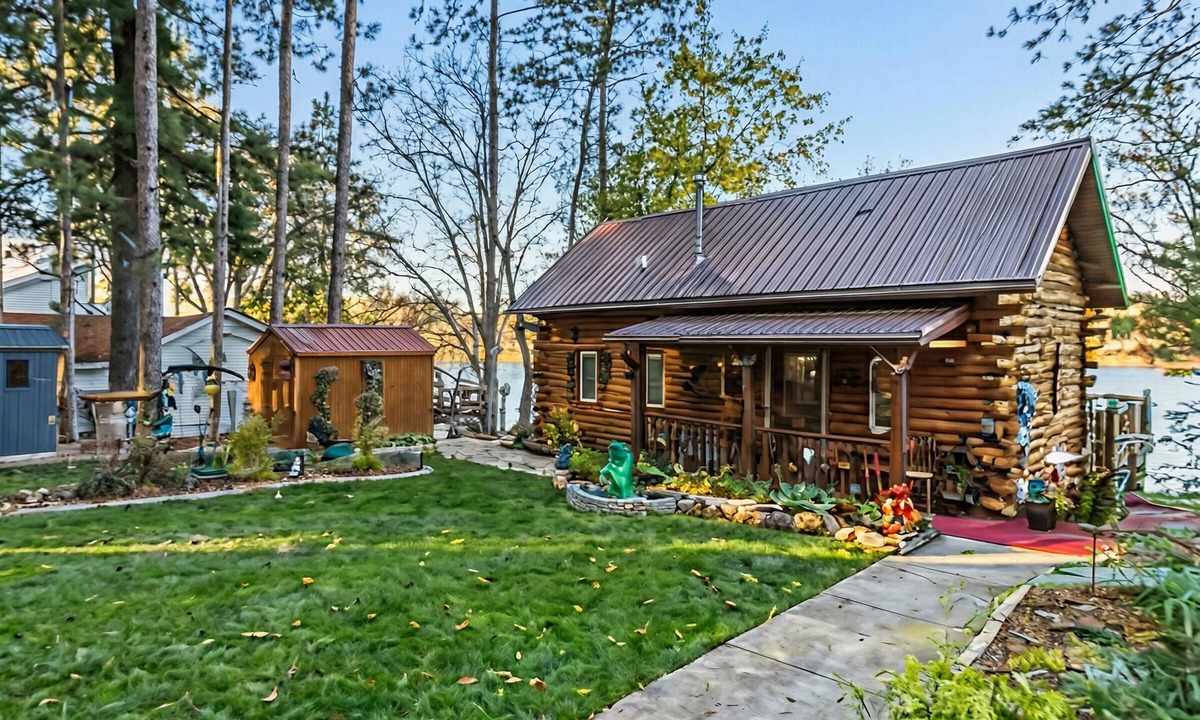 Town of Westfield Cabin | Bigfoot Lodge: Lakefront w/Patio-to-Pier Views & Hunting Access to 600 Acres