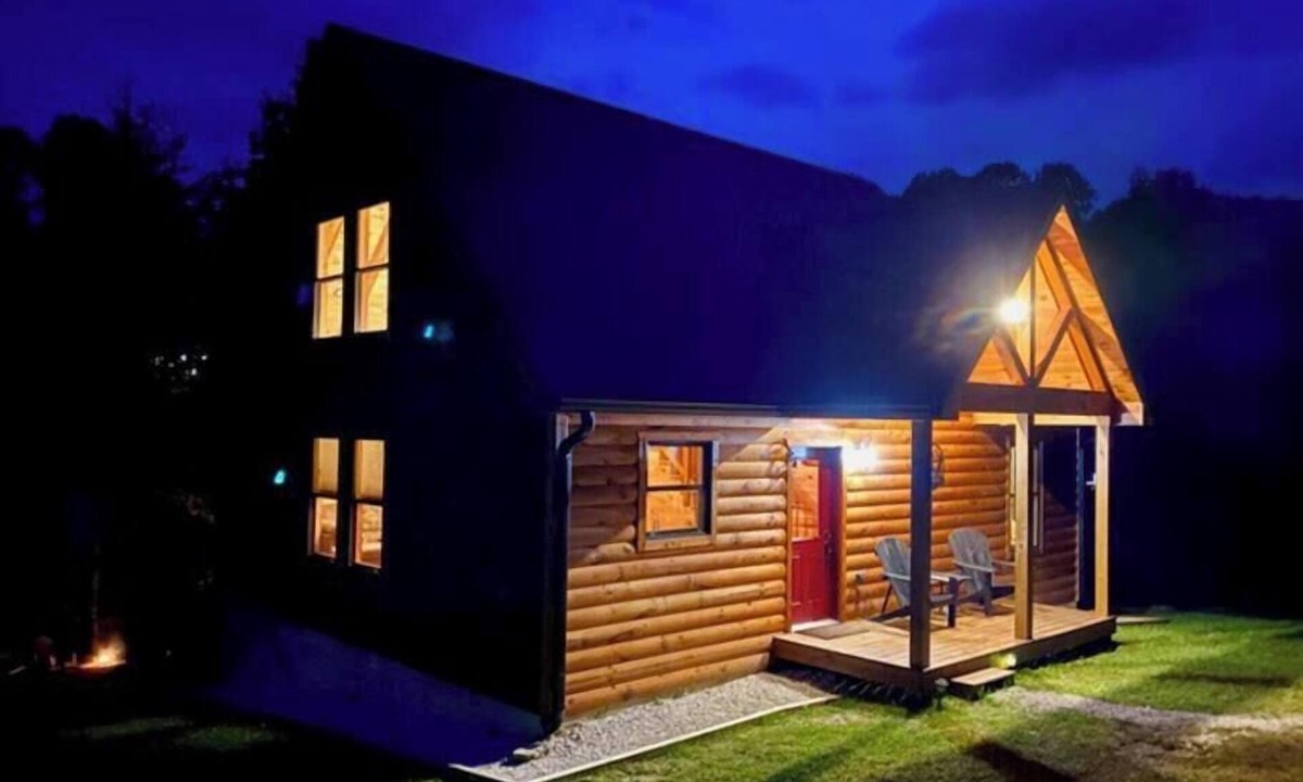 Rogers Cabin | Billabong | RRG - LUX cabin | Hot tub | Pond Views — Central to Trails + Climbs | 3 Beds | Fire Pit | Nature