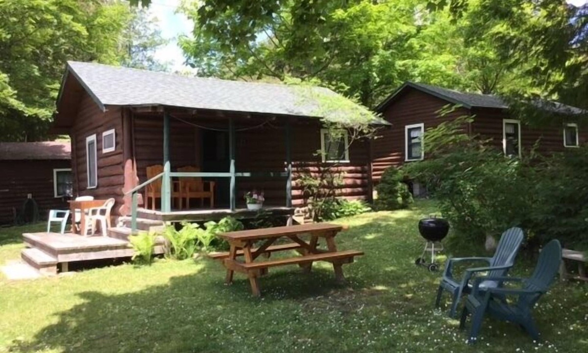Cedarville Cabin | Birch Cabin - Les Cheneaux Landing