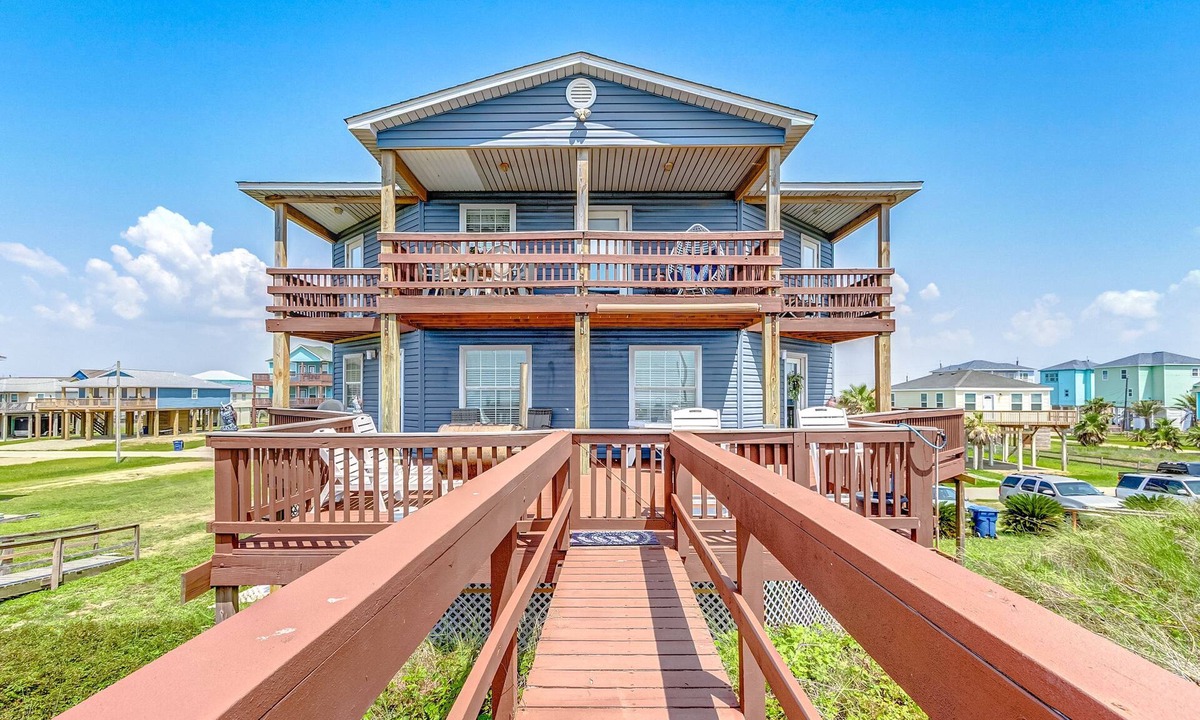 Surfside Beach House | Blue Wave - 100 Steps to sand Less than 1min walk