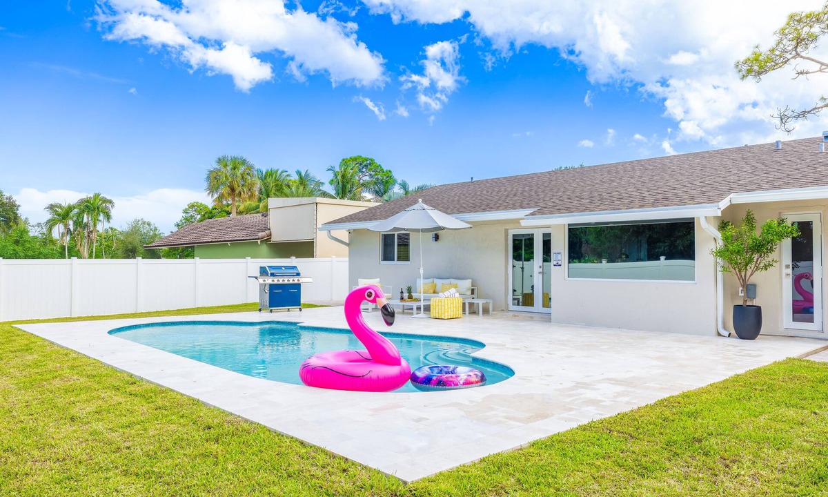 Lake Worth House | Boho Bliss Pool & Fire Pit Family-Friendly Beaches