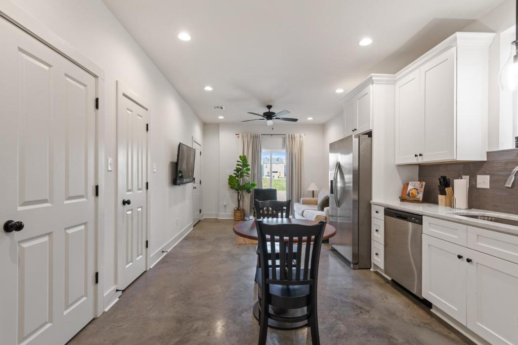 Lafayette Apartment | Bourbon House King Bed Luxury Amenities Fast WiFi