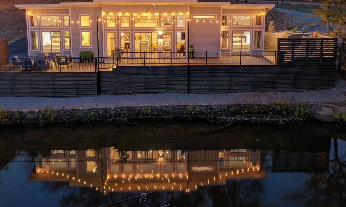 Mid America House | BRAND NEW 2/2 lakefront home w/lrg deck; hot tub; outdoor fire pit & game room!