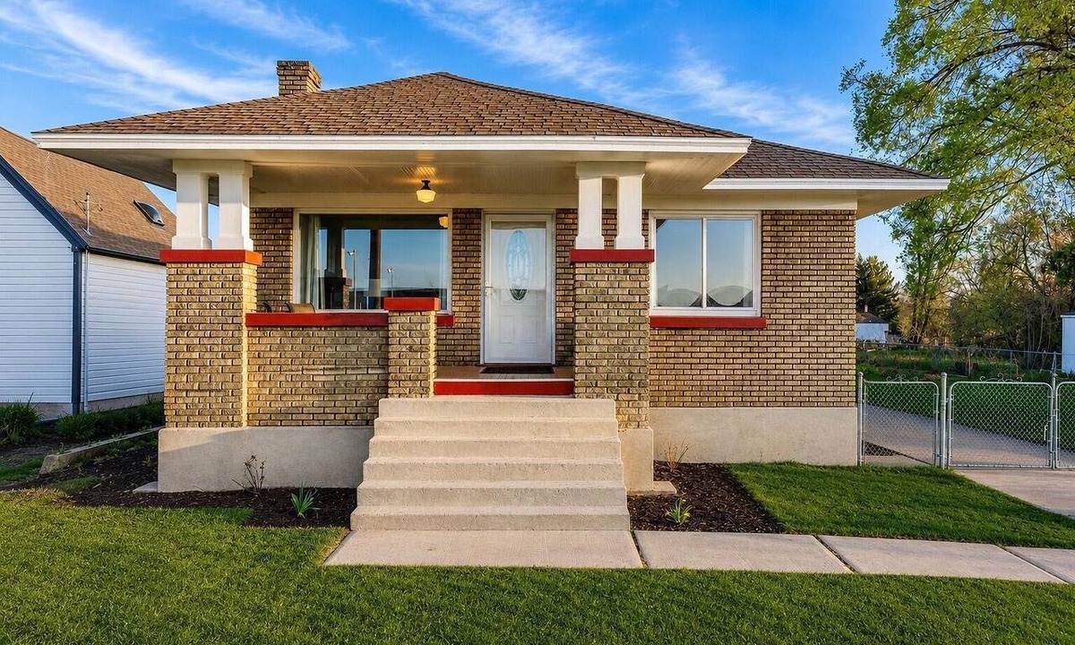 Logan House | Brick House in Logan