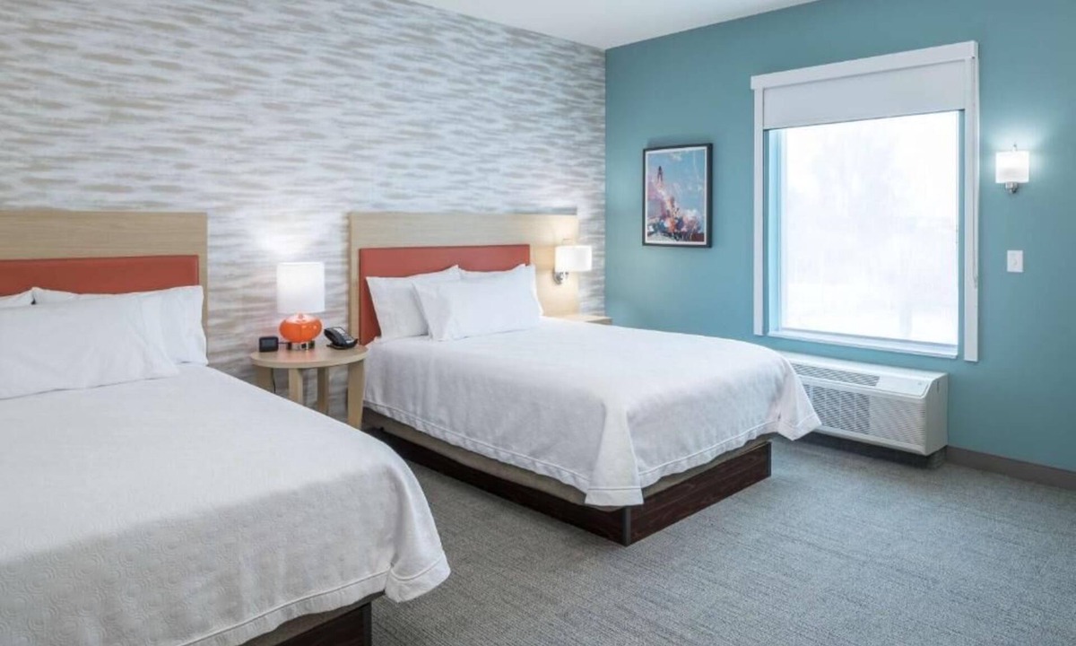 Port Canaveral Hotel | Bright 2 Queen 1BR w/Pool Bar & BBQ | 2.5 mi Cocoa Beach Pier
