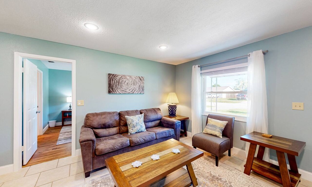 West Melbourne Condo | Bright Beachy 3BR Melbourne House—Dog‑Friendly with Screened Patio + Prime Location☀️🐕