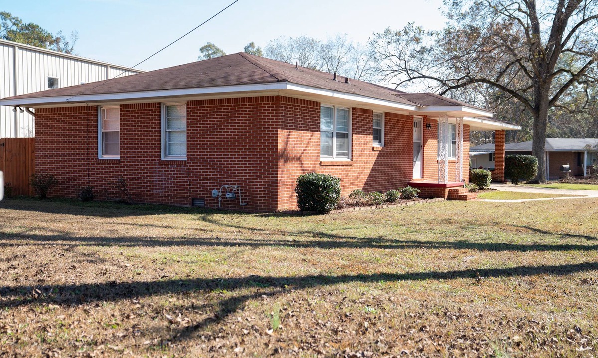 Cottondale House | Bright & Comfortable 3-bedroom Retreat in Cottondale. Only 6 miles from Campus!