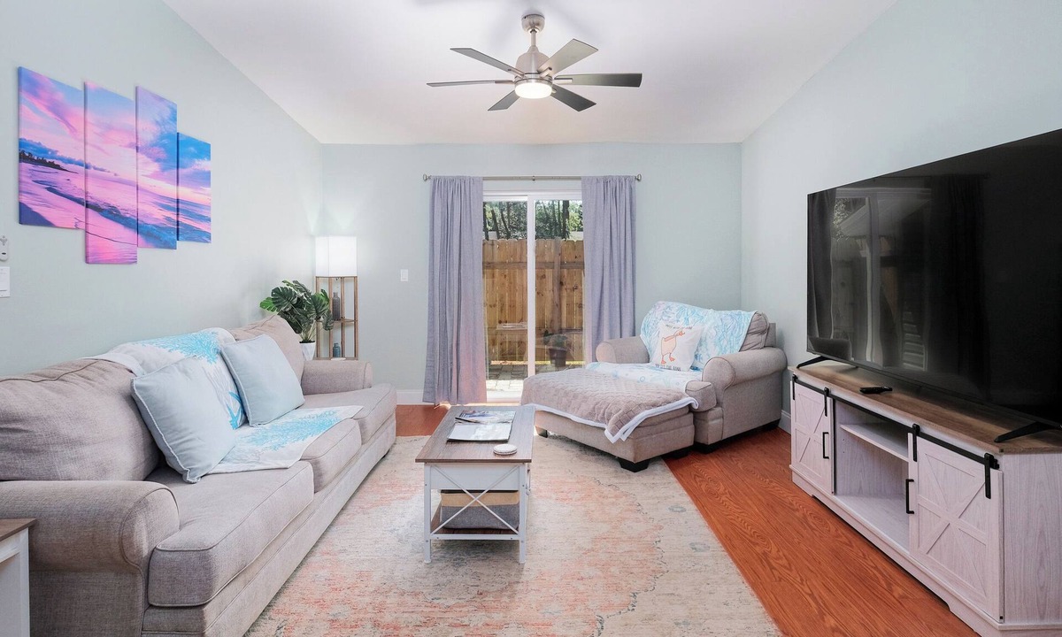 Ferry Pass Condo | Bright & Comfortable Retreat for up to 7 + a baby, Close to Everything!