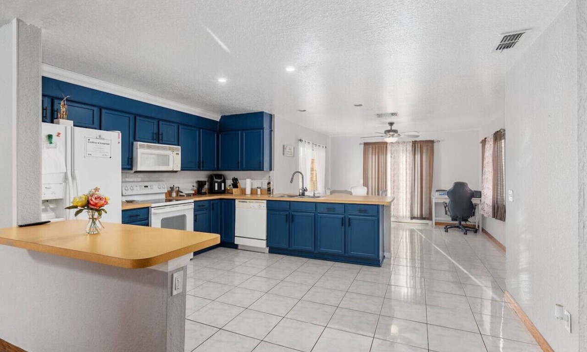 Silver Springs Shores House | Bright, comfy, economy 3/2 home