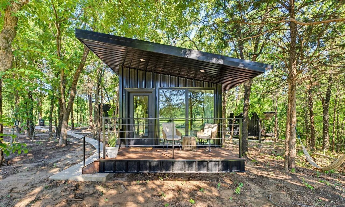 Alvord Cabin | Bright Modern Treehouse with Pickleball Court Near LBJ Grasslands | Alvord, Texas